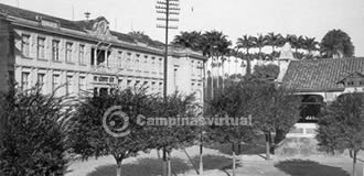 Escola Normal Carlos Gomes 1928, em frente parte do telhado da Casa da Andorinhas