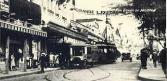 Rua Barão de Jaguara, 1926, vista da rua com o transporte popular na época, uma jardineira e um bonde elétrico da CCTLF. Coleção de Aristides Pedro da Silva - V8 - Acervo CMU