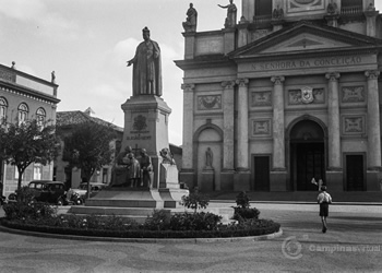 Largo da Catedral cm o monumento em homenagem ao Bispo Dom João Baptista Nery. Foto de 14 de agosto de 1938 deita pelo fotógrafo alemão Konrad Voppel