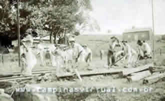 Operários trabalhando no Ramal Férreo das Cabras, no distrito de Joaquim Egídio, em Campinas por volta de 1900