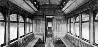 Vista do compartimento de passageiros da segunda classe do Bondão ('Bondão') em direção ao compartimento de bagagens. Os bancos longitudinais e o acabamento interior são em pinho amarelo. Foto da edição de junho de 1921 da Brill Magazine; esta cópia é cortesia de Allen Morrison, de Nova York, EUA