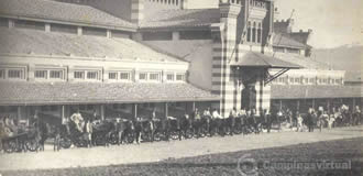 Carroceiros em ponto na lateral do Mercado Municipal, por volta de 1910