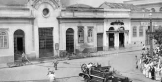 Cine Rebública destruído por um incêrndio em 1944, ficava localizado no Largo da Catedral, na Av. Francisco Glicério com Rua Dr. Costa Aguiar. Palco de grandiosos eventos durante seus 18 anos de atividade. Acervo CMU.